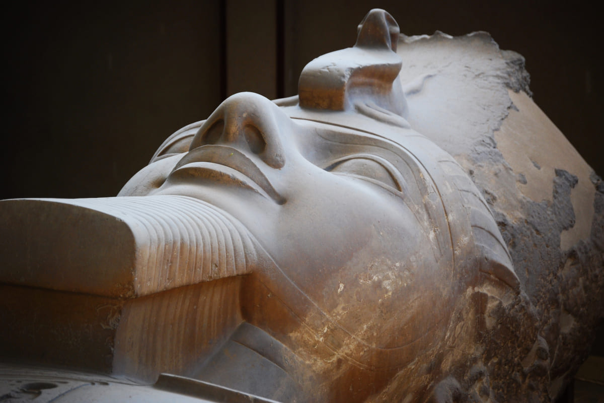 >メンフィス博物館にあるラムセス2世の巨像